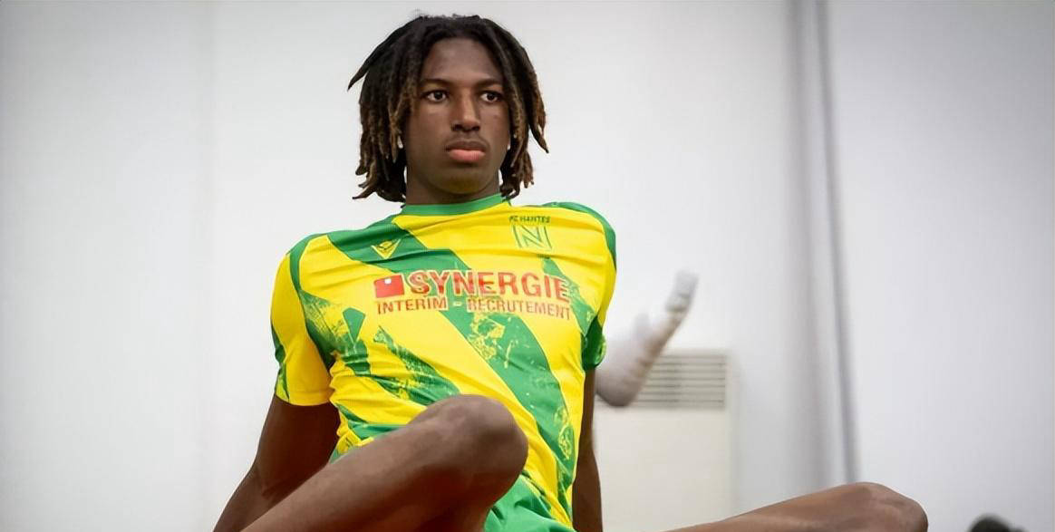 17岁法甲天才中卫成瞩目焦点,巴萨竞争激烈